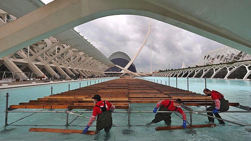 Montaje de la meta para la maratón. | J. M. LÓPEZ