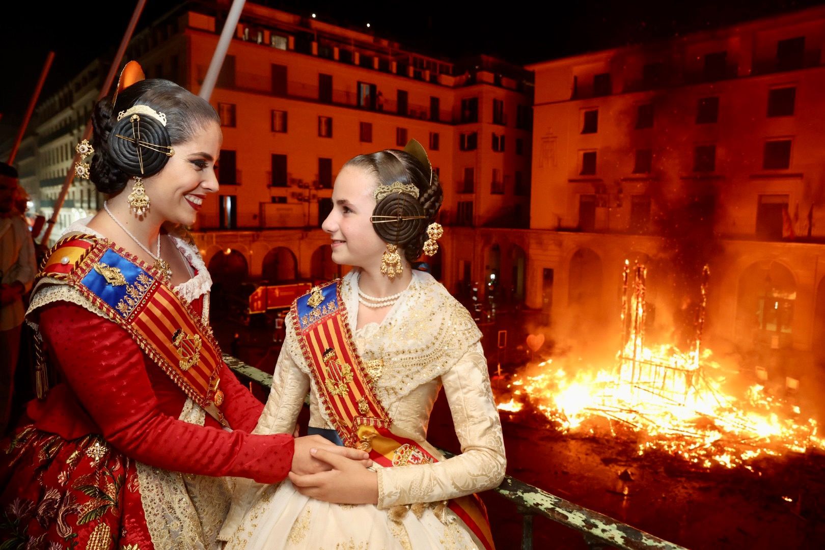 Carmen y Nerea se reencuentran con el fuego que cierra las Hogueras