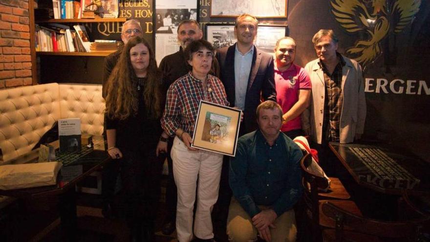 Ángeles Carbajal, en el centro, con la ilustración de Alfonso Zapico, rodeada de miembros de la tertulia literaria &quot;Malory&quot; durante la entrega del premio ayer por la tarde.