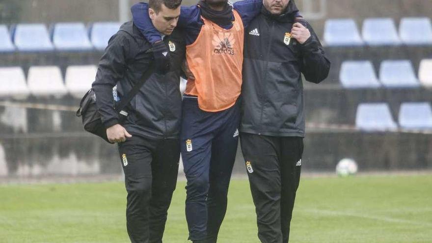 Olmes García abandona el campo acompañado de Diego Suárez y el readaptador Nacho Gonzalo.