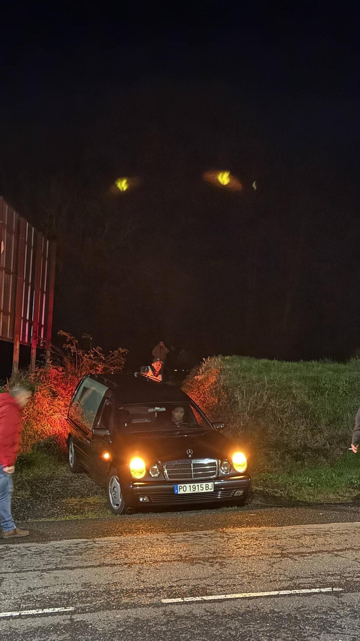 Maniobra de la funeraria para acceder a la finca.