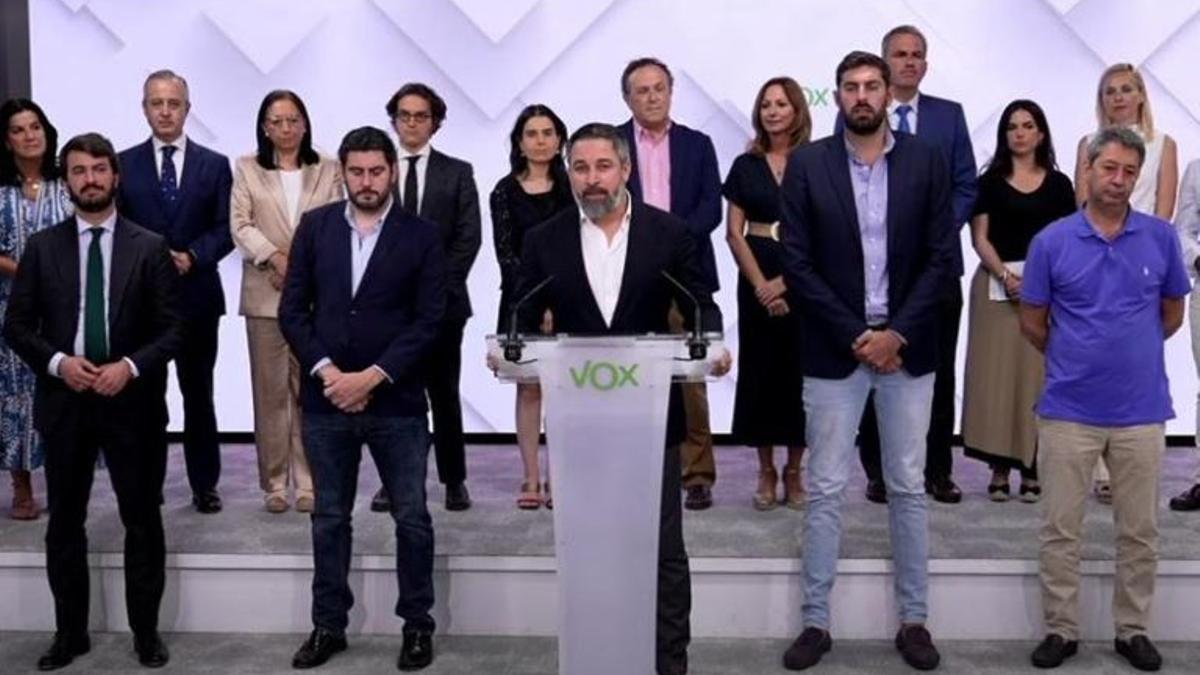 Abascal, junto a Barrera, el día en que Vox se salió de los gobiernos regionales.