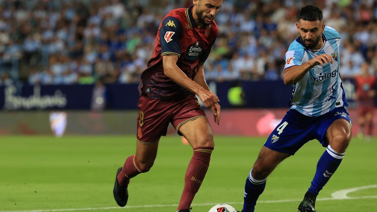 Eddahchouri controla el balón ante Einar.
