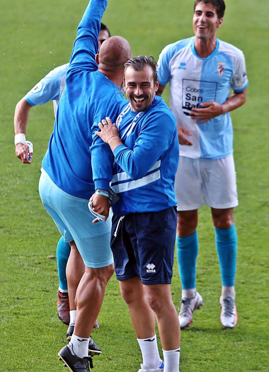 Yago Iglesias celebra el ascenso del Compos en 2020. |  // LOC