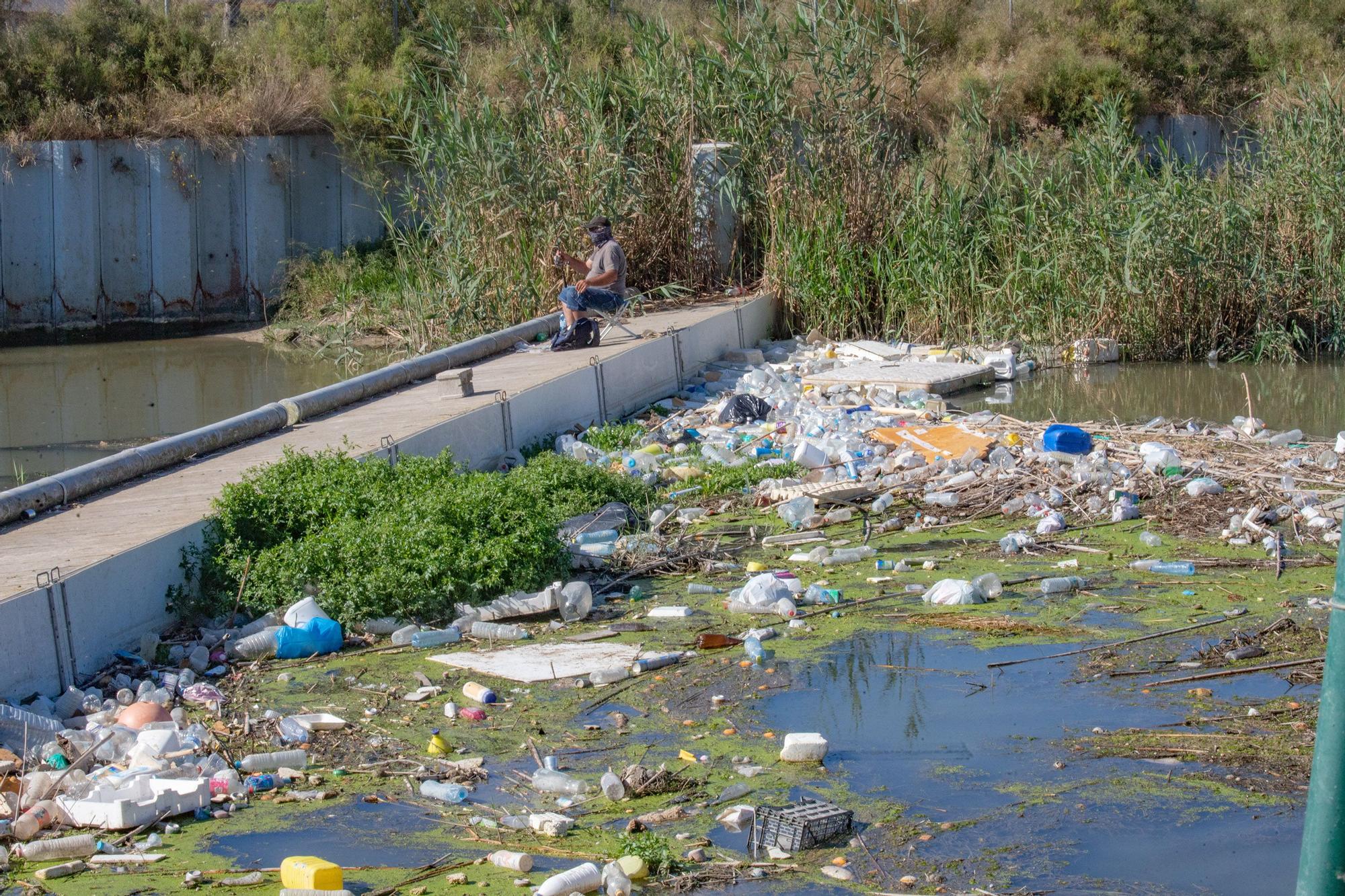 La Confederación Hidrográfica instala ocho barreras para retener las toneladas de plásticos que contaminan el Segura y el mar en Guardamar