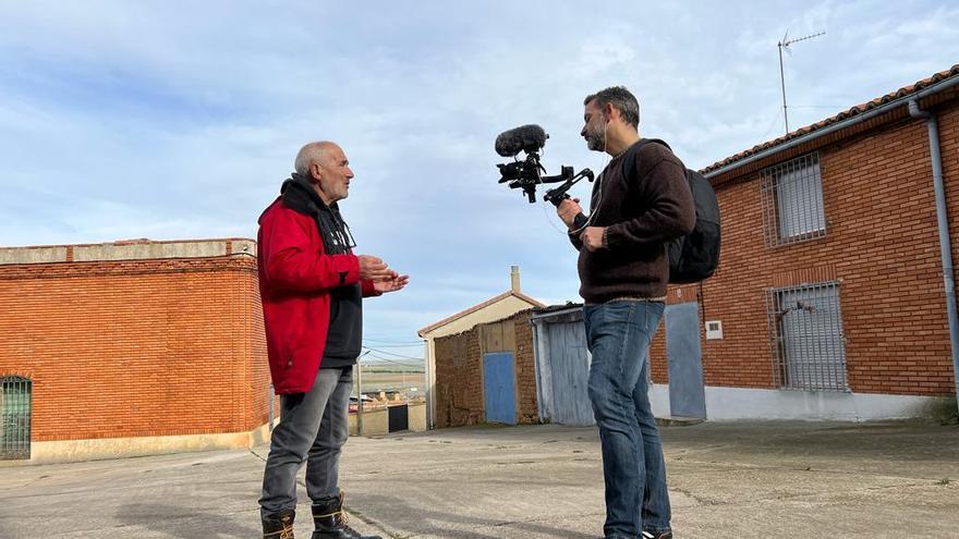 La televisión alemana DW se interesa por el trabajo de los pastores y habla con Jesús Arias, vecino de Fontanillas de Castro y pastor jubilado