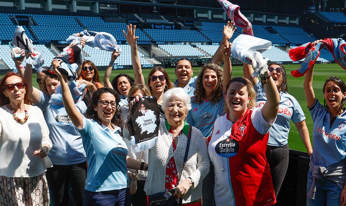 Alicia, en el centro, junto a peñistas y aficionadas del Celta, ayer en Balaídos.