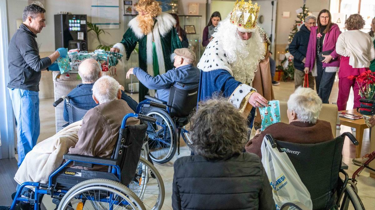 Los Reyes Magos visitan a los mayores de la capital extremeña.