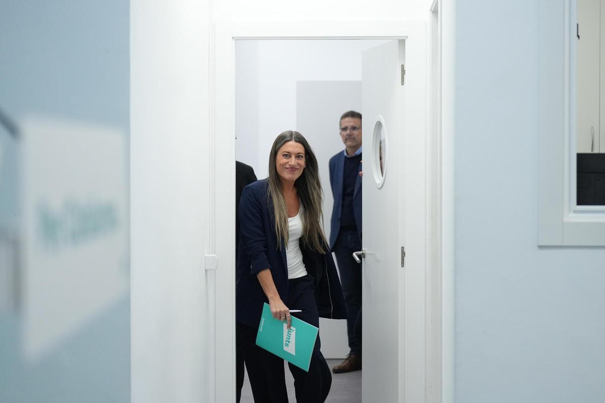 La portaveu de Junts al Congrés, Miriam Nogueras, abans de la roda de premsa d'aquest dimecres