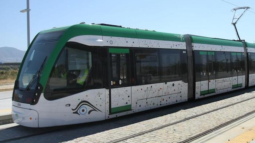 El metro en superficie, a su llegada a la Universidad de Málaga.