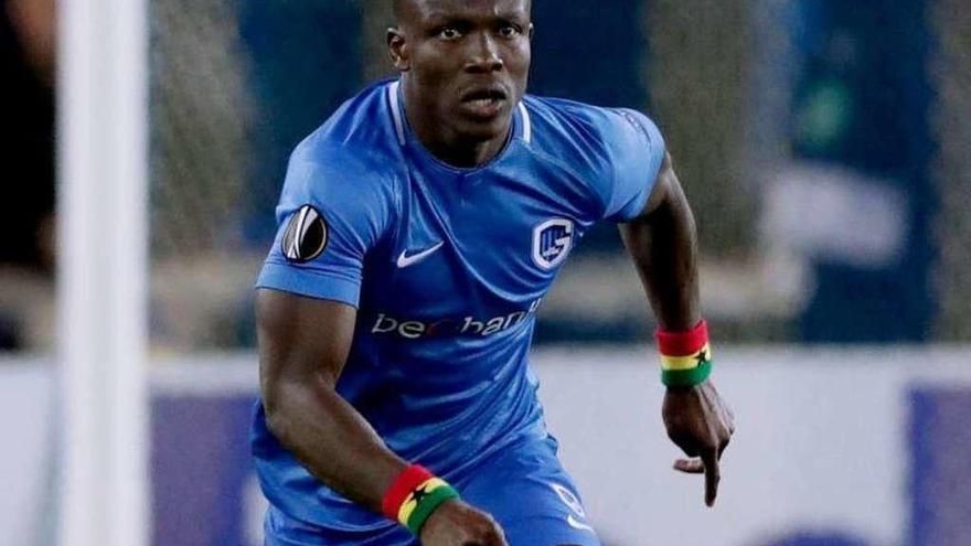 Joseph Aidoo, defensa central de origen ghanés, durante un partido con el Genk belga.