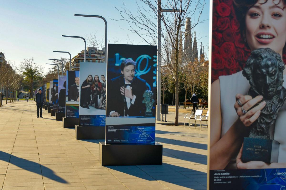 El público barcelonés se detiene ante las fotografías de la Academia para conocer la historia de los catalanes que han ganado un Goya. La muestra fotográfica que estará instalada en Glòries hasta el próximo 1 de marzo. Barcelona, 4 de febrero de 2026.