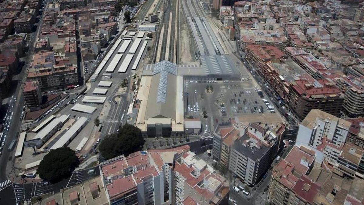 Vista aérea de la estación de Renfe, bajo la que se ubicará la futura intermodal del TRAM.