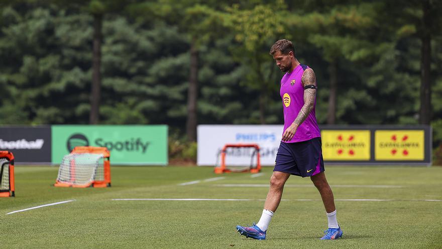 Íñigo Martínez llega a la Ciutat Esportiva para despedirse de sus compañeros