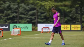 Íñigo Martínez llega a la Ciutat Esportiva para despedirse de sus compañeros