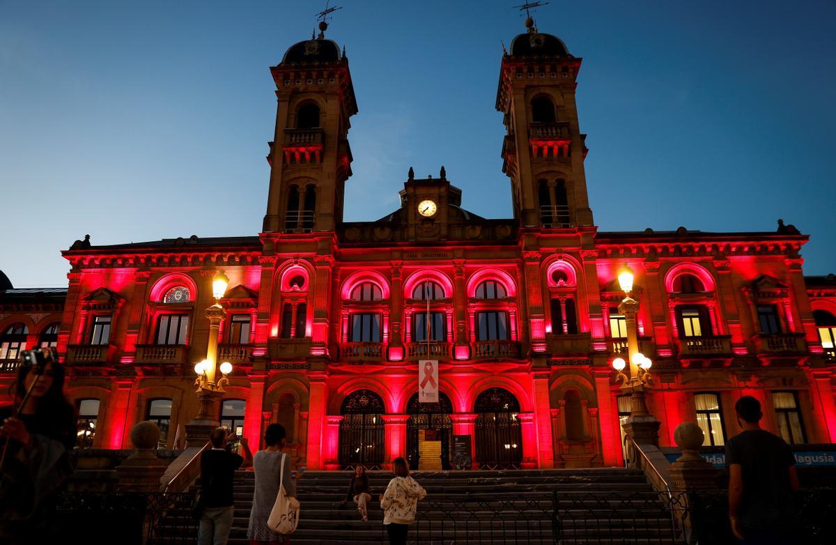 El Ayuntamiento de San Sebastián iluminado de rosa en el Día Internacional Contra el Cáncer de Mama