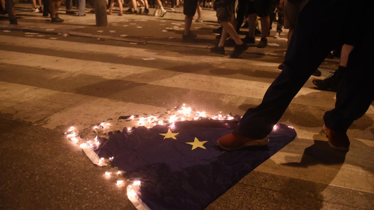 Manifestantes queman una bandera de la UE en Salónica, Grecia, durante una protesta contra la política migratoria de la unión.