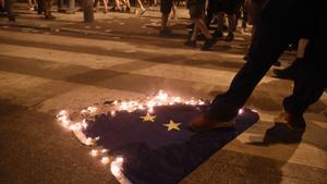 Manifestantes queman una bandera de la UE en Salónica, Grecia, durante una protesta contra la política migratoria de la unión