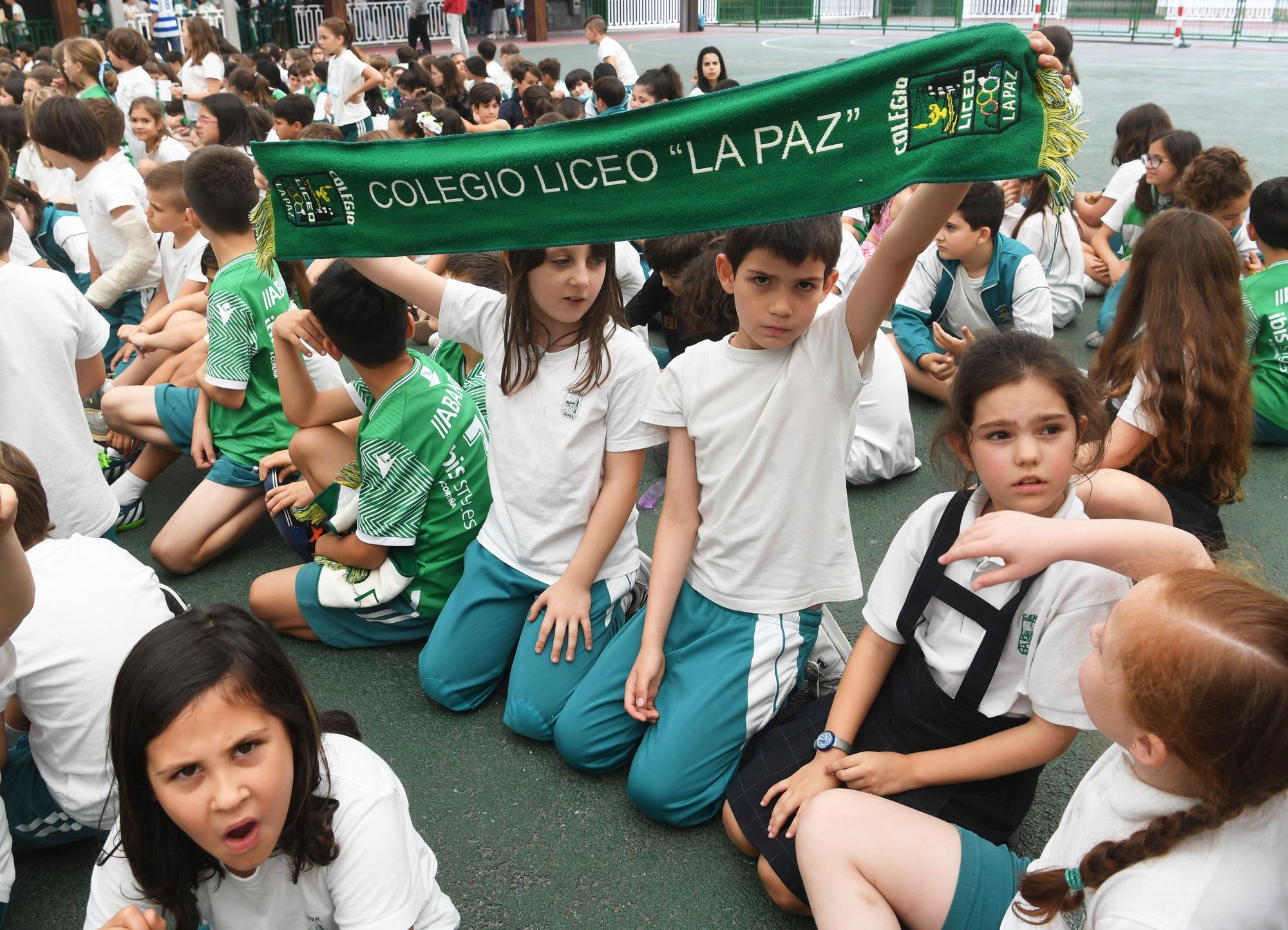 Los alumnos del Colegio Liceo La Paz reciben a su equipo, campeón de la OK Liga