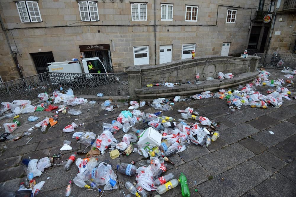 El primer día de peñas deja toneladas de basura en las calles