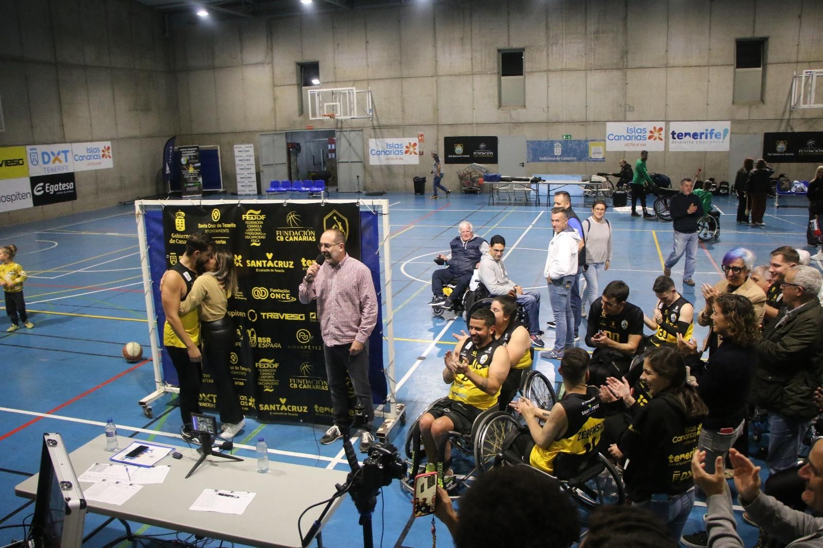 Propuesta de matrimonio sorpresa en el baloncesto de Tenerife