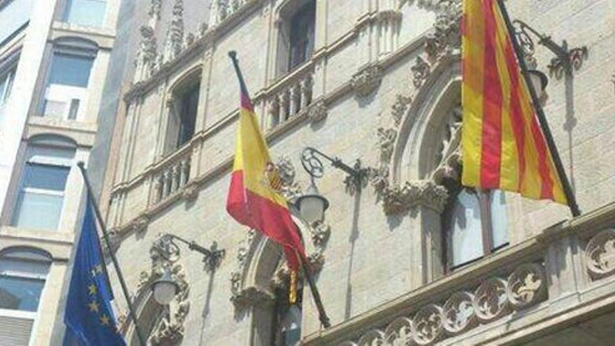 Un ayuntamiento catalán retira la bandera española