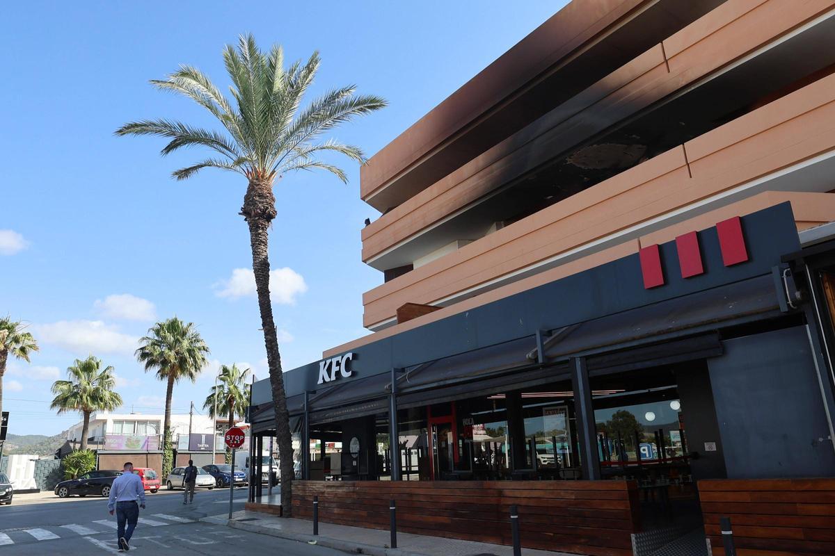 Galería: así quedó el edificio de Platja d'en Bossa, en Ibiza, donde se incendió un piso Galería: así quedó el edificio de Platja d'en Bossa, en Ibiza, donde se incendió un piso