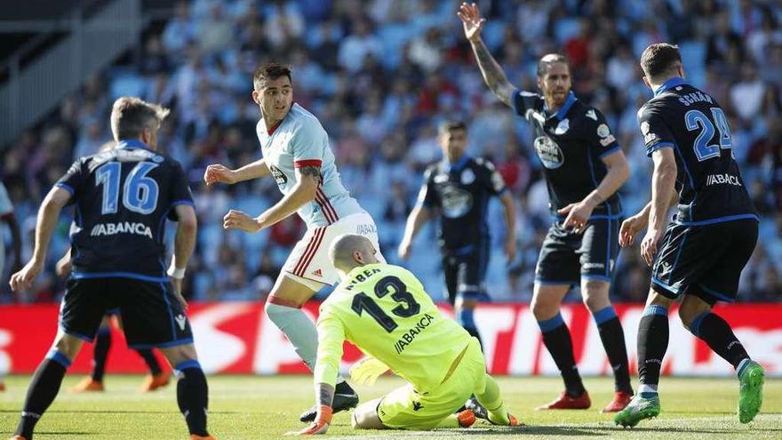 Rubén, en el suelo, tras el cabezazo del gol de Maxi.