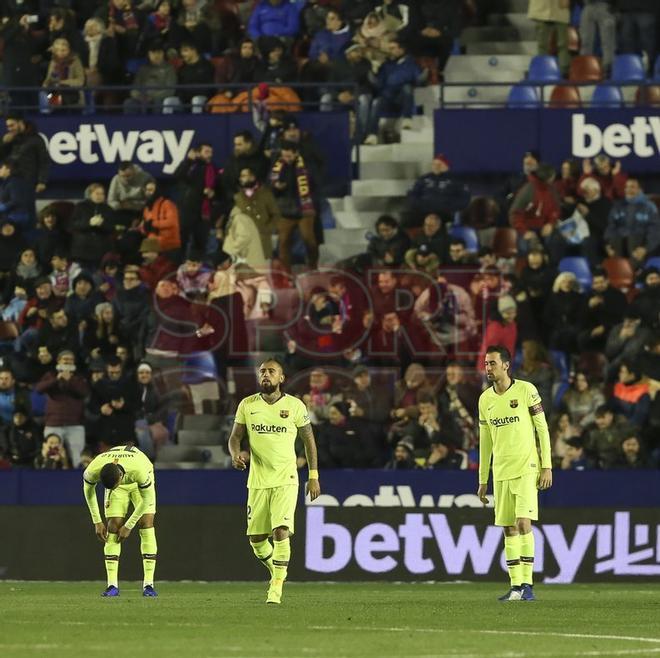 Levante 2 - FC Barcelona 1 - Jeison Murillo, Arturo Vidal, Sergio Busquets decepcionados durante el partido de ida de octavos de final de Copa del Rey entre el Levante y el FC Barcelona.