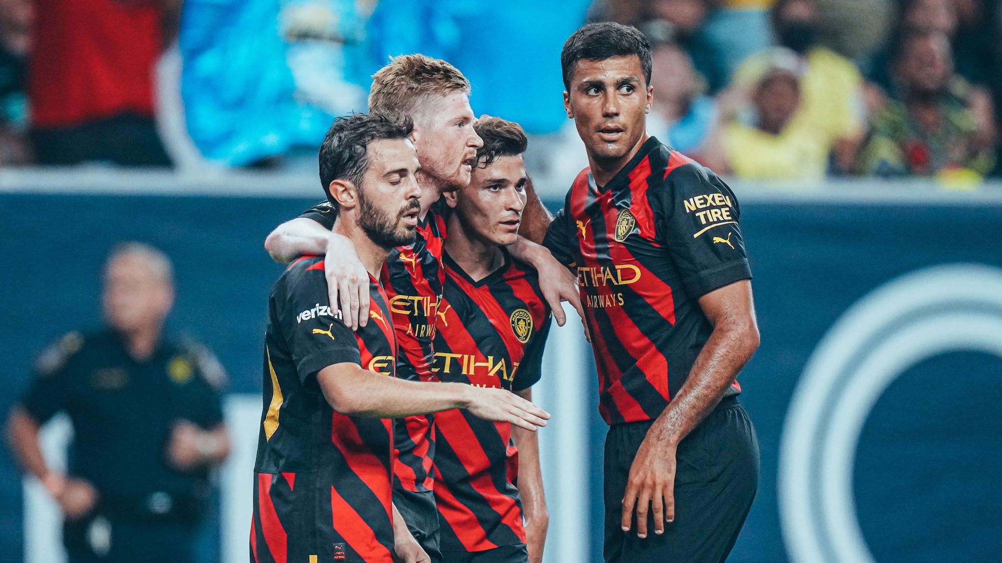 Julián Álvarez celebra un gol junto a sus compañeros | @ManCity