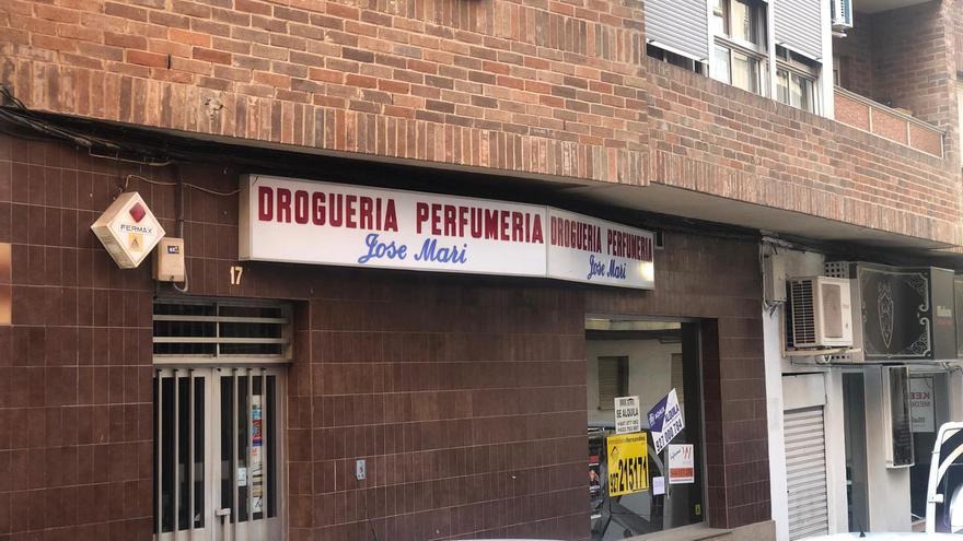 Cuatro años sin relevo: la droguería José Mari sigue cerrada y refleja la crisis de los pequeños comercios en Cáceres