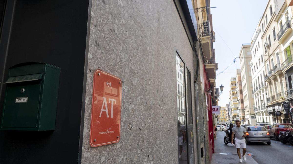 La entrada a un bloque de apartamentos turísticos situado en el centro de la ciudad de Alicante