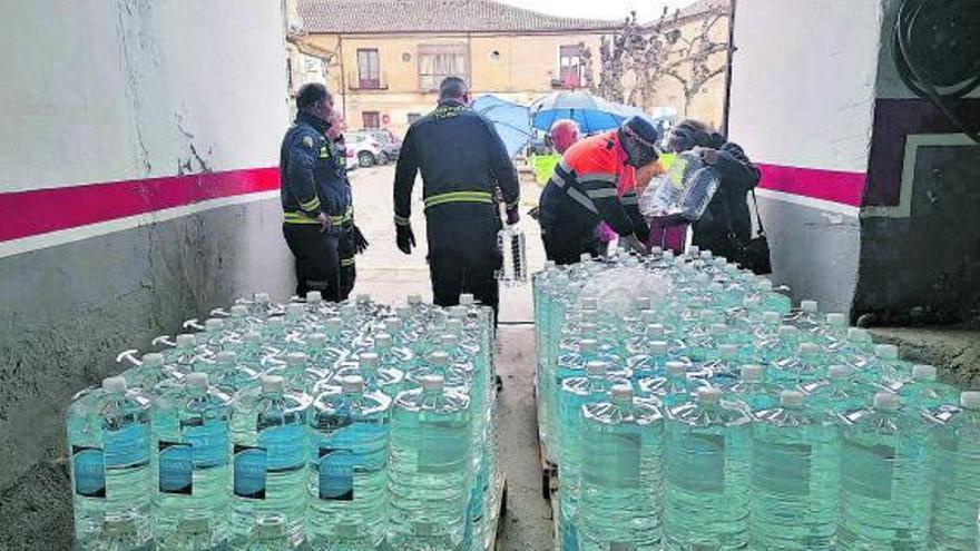 Bomberos reparten garrafas en los primeros días de la prohibición de consumir agua del grifo. | M. J. C.