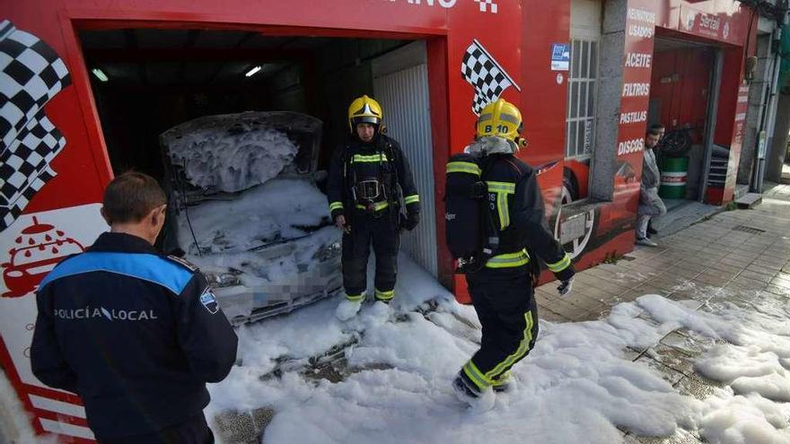 Bomberos de Sanxenxo salen del taller tras apagar el fuego. // Gustavo Santos