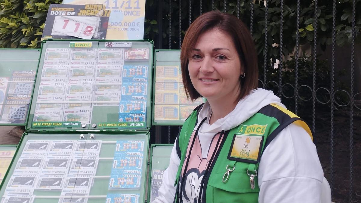 Dolores Casado, vendedora de la ONCE que ha expedido el premio.