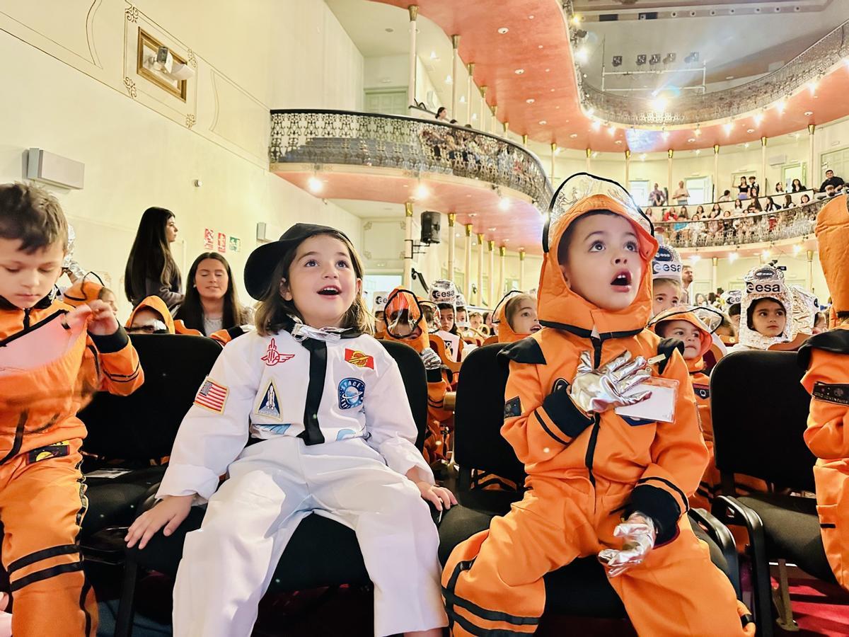 Escolares vestidos de astronauta viendo a Sara García.