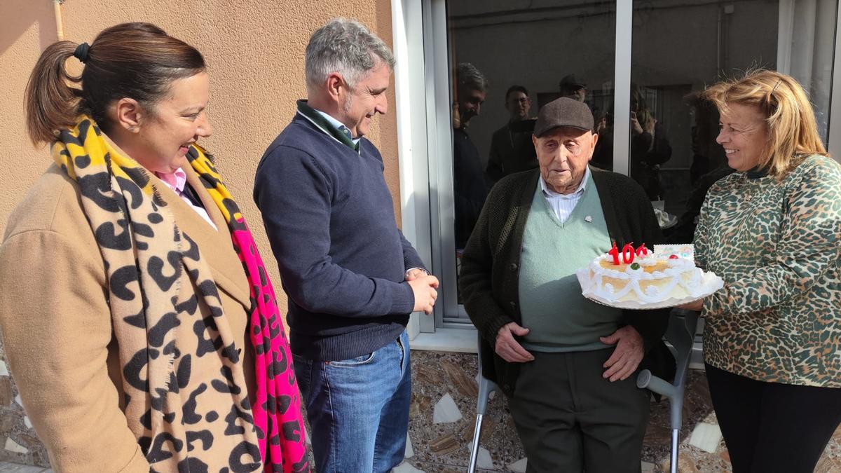 El alcalde oriolano, Pepe Vegara, y la edil Irene Celdrán, con Ramón García, que acaba de cumplir 100 años.