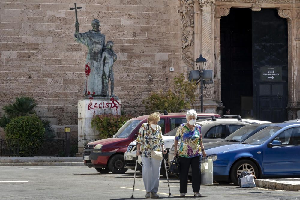 Aparece una pintada de "racista" en la estatua de Juníper Serra en Sant Francesc