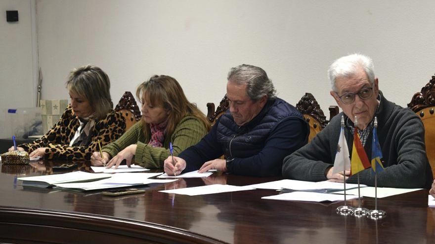 El alcalde de Valga, en primer término, durante el pleno.