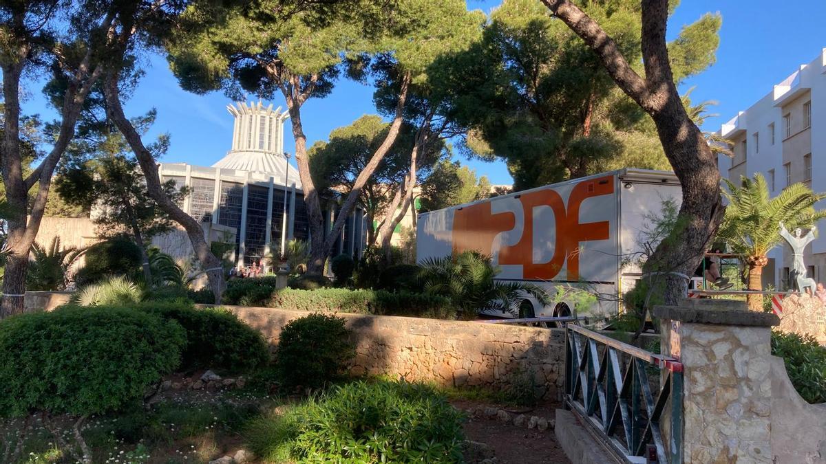 Ein Großer Ü-Wagen des ZDF vor der Kirche