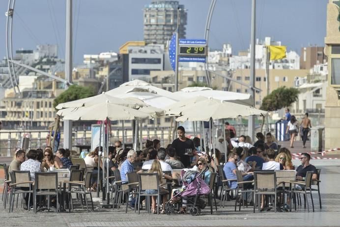 LAS PALMAS DE GRAN CANARIA A 21/06/2017. La Agencia Estatal de Meteorología (Aemet) ha decretado el aviso amarillo por altas temperaturas para este jueves, 22 de junio en Gran Canaria. Playa de Las Canteras. FOTO: J.PÉREZ CURBELO