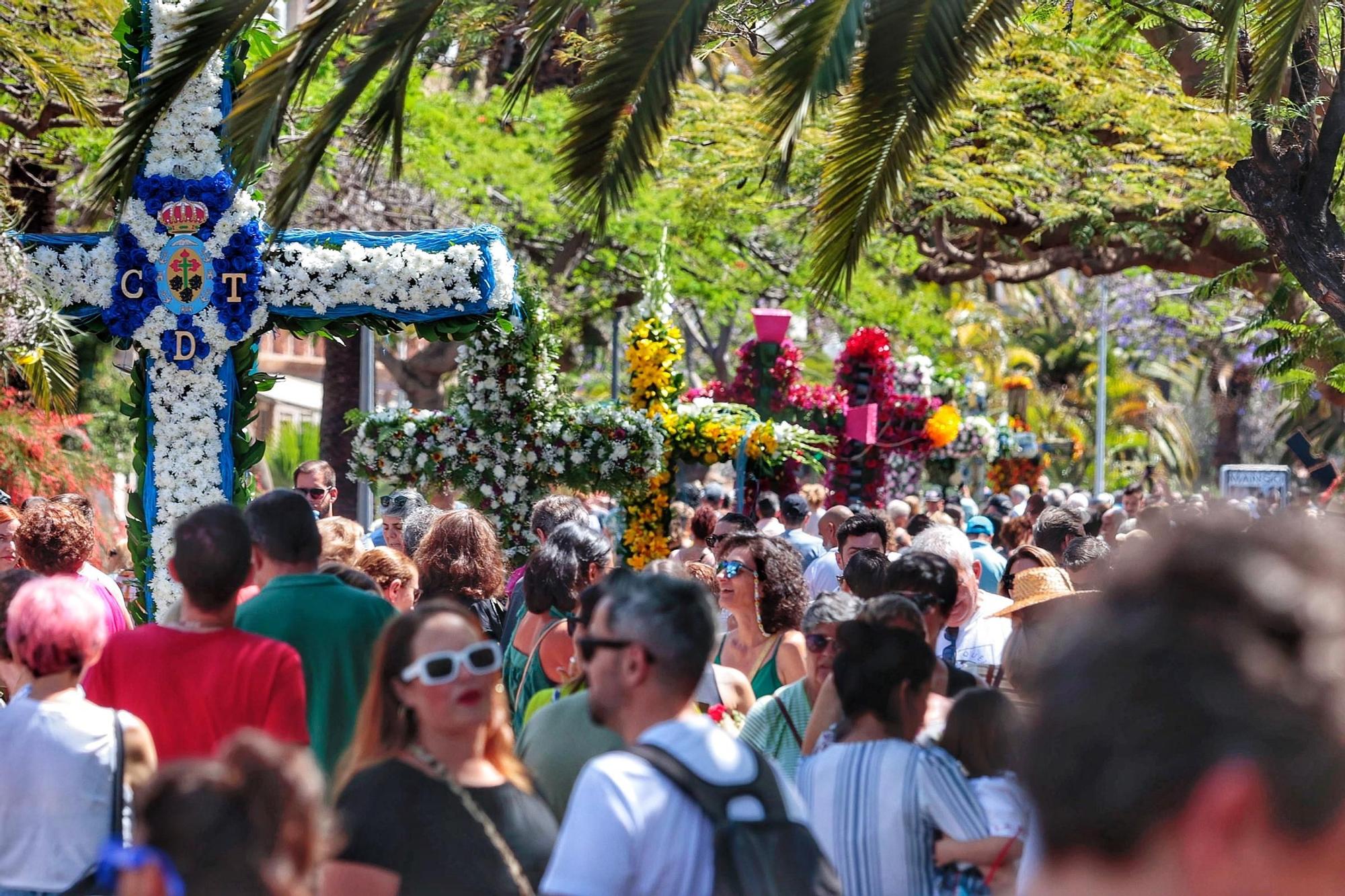 Recorrido del alcalde por las cruces que se muestran en la Rambla y el Paseo Las Tinajas