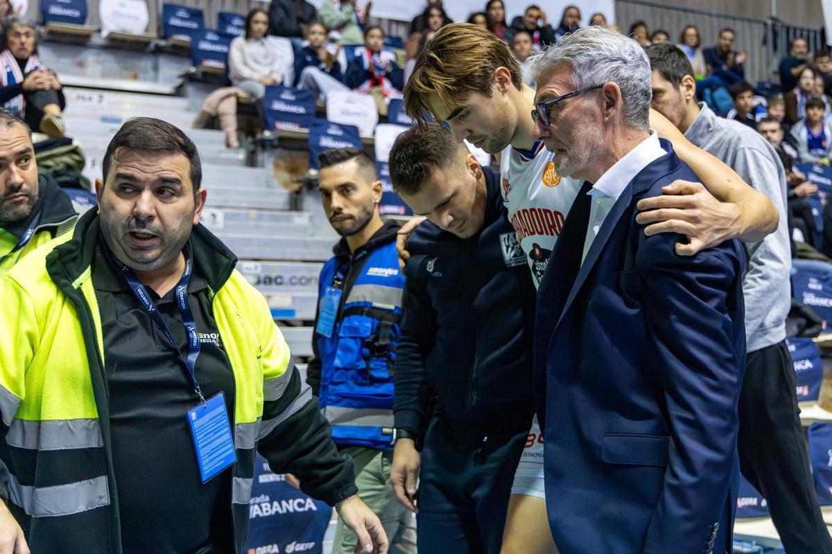 Olle Lundqvist sale de la pista en el Fontes do Sar tras sufrir su lesión en el duelo entre el Obradoiro y el Zamora.