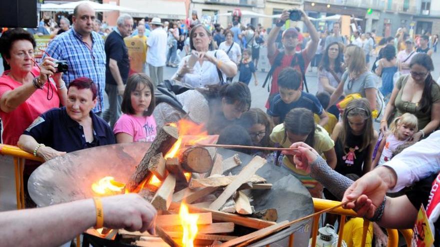 Encesa del peveter a la plaça Major