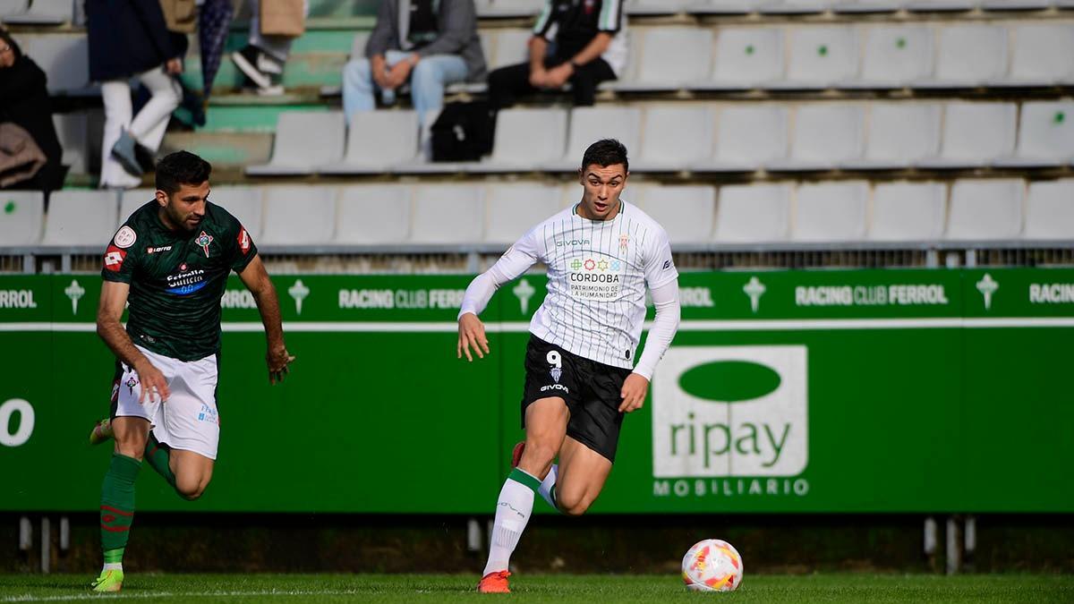 Adrián Fuentes corre la banda de A Malata, durante el encuentro entre el Córdoba CF y el Racing de Ferrol.