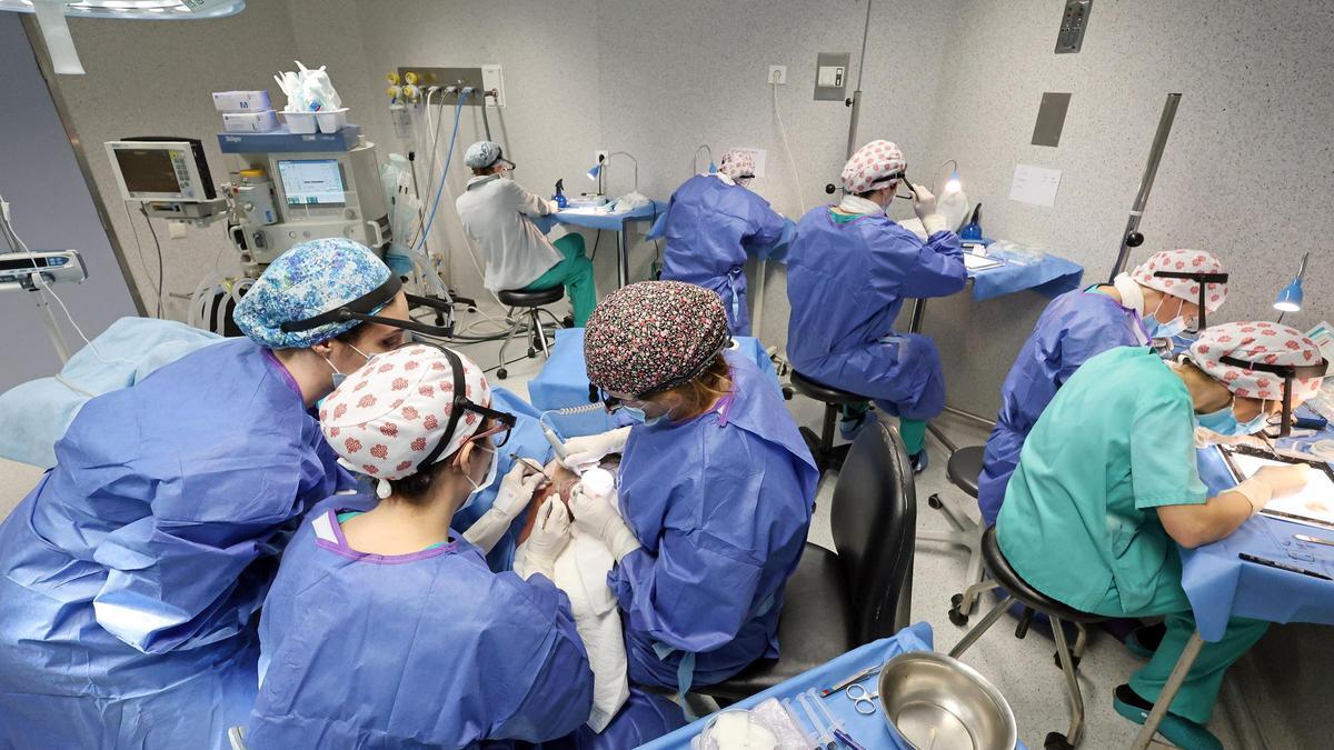 Una operación en un quirófano.