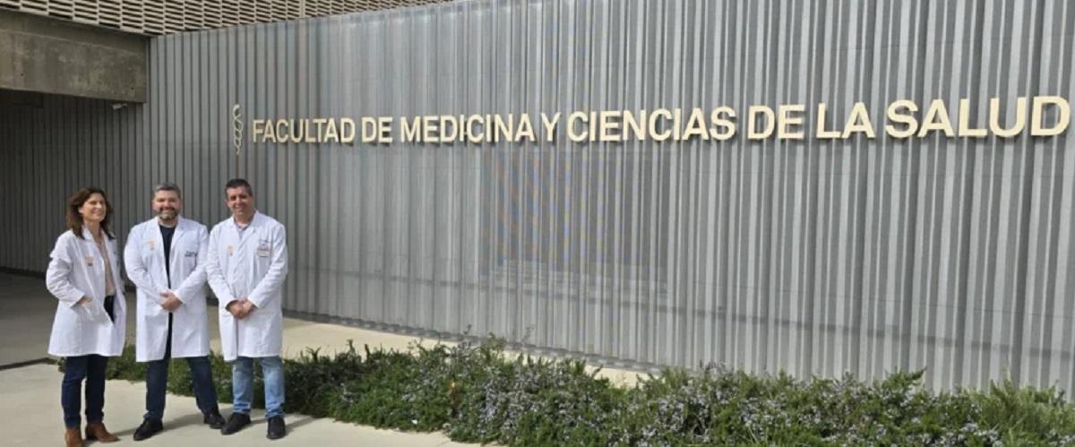 El investigador de la tesis junto a los directores.