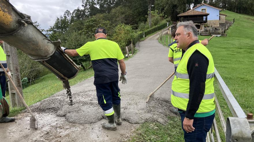 Siero inicia la reparación del camino de El Corniciu, en la parroquia de Anes, con recursos propios