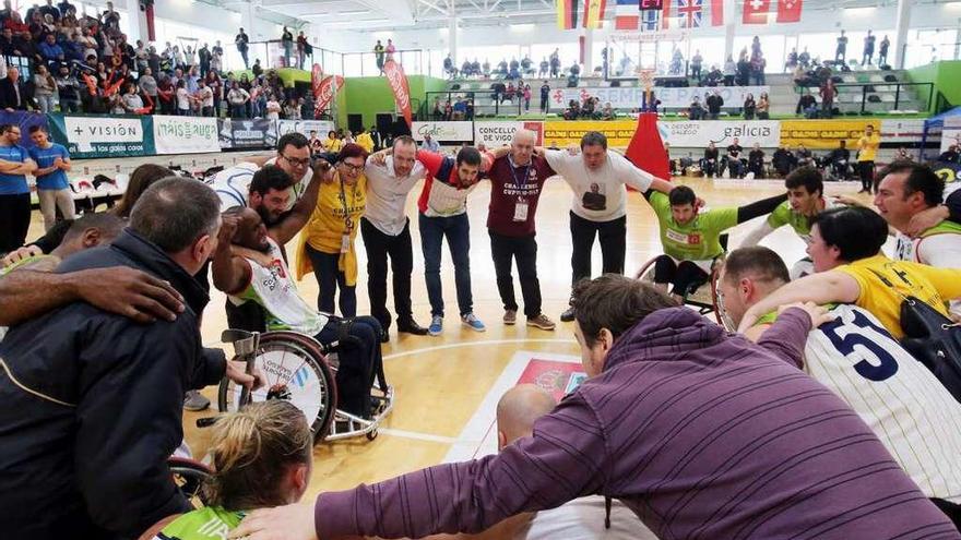 Jugadores, técnicos, colaboradores y dirigentes celebran la victoria. // Marta G. Brea