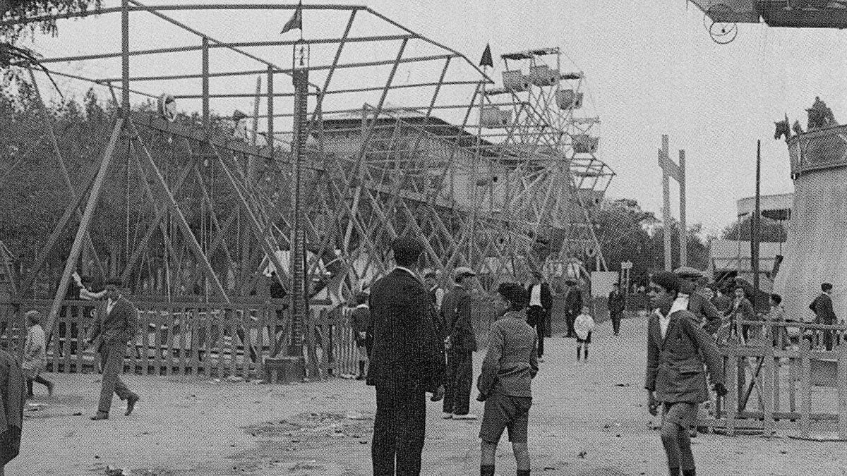 la plaza de Castelar cuando en ella se ubicaban las ferias y atracciones durante las fiestas para divertimento de los más pequeños en 1923.